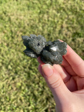 Load image into Gallery viewer, Green Quartz Bowtie
