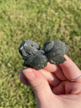 Load image into Gallery viewer, Green Quartz Bowtie
