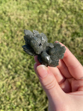 Load image into Gallery viewer, Green Quartz Bowtie
