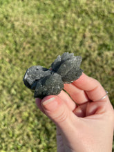 Load image into Gallery viewer, Green Quartz Bowtie
